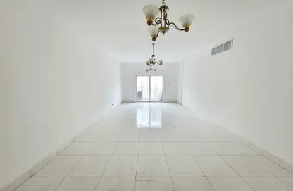 شقة - 2 غرف نوم - 2 حمامات للايجار في دار المجاز - شارع جمال عبد الناصر - المجاز - الشارقة