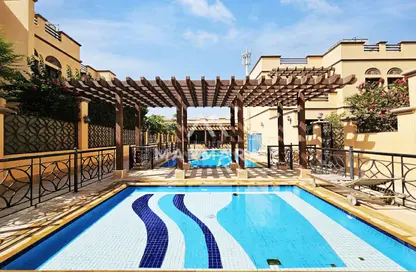 Villa - 4 Bedrooms - 5 Bathrooms for rent in Jumeirah 1 Villas - Jumeirah 1 - Jumeirah - Dubai
