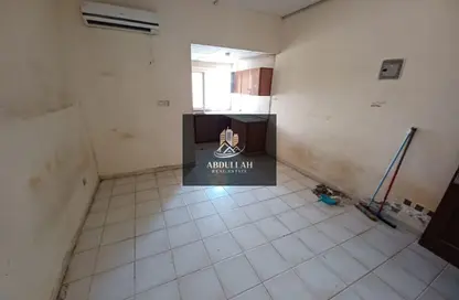 شقة - 1 حمام للايجار في بناية مويليح 3 - مويلح - الشارقة شقة - 1 حمام للايجار في بناية مويليح 3 - مويلح - الشارقة