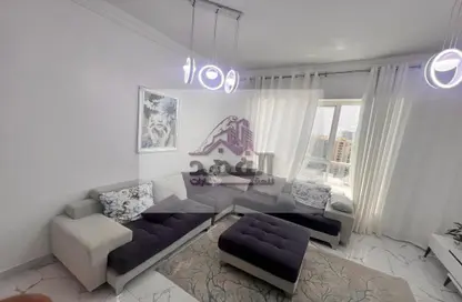 Living Room image for: Apartment - 1 Bedroom - 2 Bathrooms for rent in Oasis Tower - Al Rashidiya 1 - Al Rashidiya - Ajman, Image 1