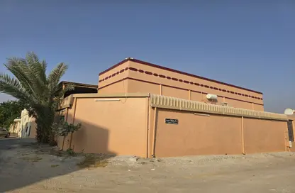 Villa - 3 Bedrooms - 5 Bathrooms for rent in Al Sabkha - Al Riqqa - Sharjah