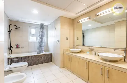 Apartment - 3 Bedrooms - 4 Bathrooms for rent in Al Nabat - Shoreline Apartments - Palm Jumeirah - Dubai