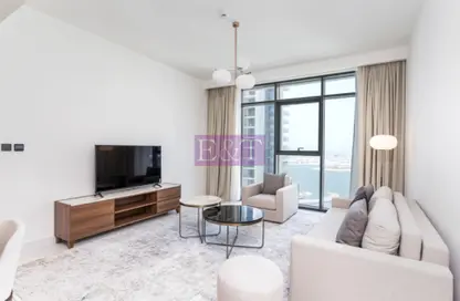 Living Room image for: Apartment - 1 Bedroom - 1 Bathroom for rent in Marina Vista - EMAAR Beachfront - Dubai Harbour - Dubai, Image 1