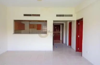 صورة لـ غرفة فارغة شقة - غرفة نوم - 2 حمامات للايجار في آي12 - طراز مغربي - المدينة الدولية - دبي ، صورة رقم 1