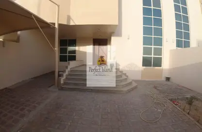 صورة لـ تراس فيلا - 5 غرف نوم - 6 حمامات للايجار في مركز محمد بن زايد - مدينة محمد بن زايد - أبوظبي ، صورة رقم 1