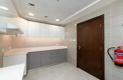 Kitchen image for: Apartment - 3 Bedrooms - 3 Bathrooms for rent in Bloom Marina - Al Bateen - Abu Dhabi, Image 1