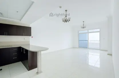 شقة - غرفة نوم - 2 حمامات للايجار في برج ربيعة - مجان - دبي لاند - دبي