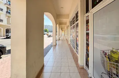 متجر - استوديو - 1 حمام للبيع في L13 - طراز يوناني - المدينة الدولية - دبي