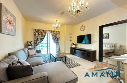 شقة - غرفة نوم - 2 حمامات للايجار في المساكن الحمراء - مدينة دبي الرياضية - دبي