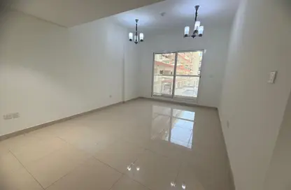 شقة - غرفة نوم - 2 حمامات للايجار في بناية رويال جي في سي - الضاحية 10 - قرية الجميرا سركل - دبي