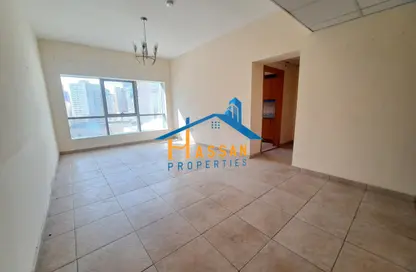 Apartment - Studio - 1 Bathroom for rent in Yasmeen Tower - Al Majaz 2 - Al Majaz - Sharjah