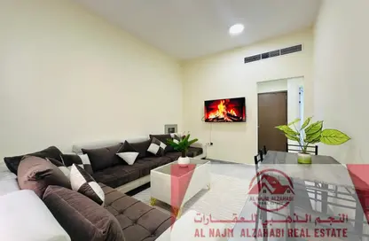 شقة - غرفة نوم - 1 حمام للايجار في طريق كورنيش عجمان - عجمان