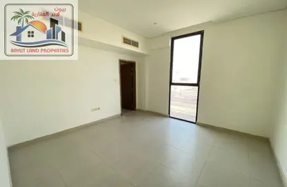 شقة - 2 غرف نوم - 3 حمامات للايجار في الفلاح - تجارية مويلح - الشارقة