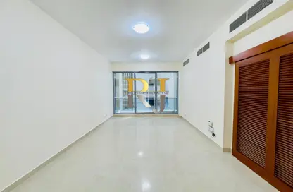 Apartment - 3 Bedrooms - 3 Bathrooms for rent in Silver Sands 2 - Mankhool - Bur Dubai - Dubai