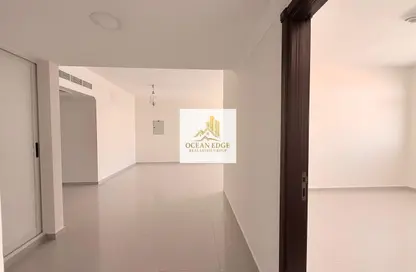 شقة - 2 غرف نوم - 3 حمامات للايجار في مجمع مويلح - تجارية مويلح - الشارقة شقة - 2 غرف نوم - 3 حمامات للايجار في مجمع مويلح - تجارية مويلح - الشارقة