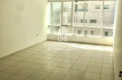 شقة - 2 غرف نوم - 2 حمامات للايجار في التعاون 1 - أبراج التعاون - الخان - الشارقة
