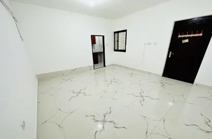 صورة لـ غرفة فارغة فيلا - 1 حمام للايجار في بناء المستشفى العالمي - شارع المطار - أبوظبي ، صورة رقم 1