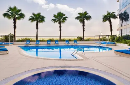 صورة لـ حوض سباحة النزل و الشقق الفندقية - 3 غرف نوم - 3 حمامات للايجار في أداجيو برميوم دبي البرشا للشقق الفندقية - البرشاء - دبي ، صورة رقم 1
