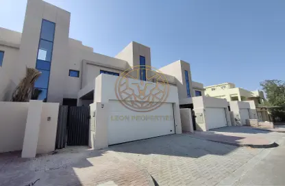 Villa - 3 Bedrooms - 5 Bathrooms for rent in Al Garhoud - Dubai