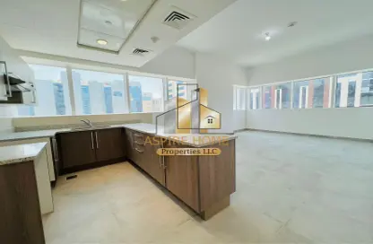 Apartment - 1 Bedroom - 1 Bathroom for rent in Al Salam Tower - Tourist Club Area - Abu Dhabi