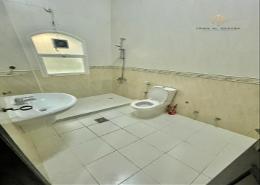 صورةحمام لـ: فيلا - 4 غرف نوم - 6 حمامات للكراء في الدفينة - اشارج - العين, صورة 1
