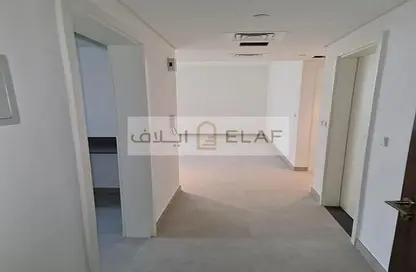 شقة - غرفة نوم - 2 حمامات للبيع في سكون - حي نسيج - الجادة - الشارقة