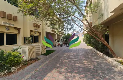 Villa - 3 Bedrooms - 4 Bathrooms for rent in Jumeirah 1 Villas - Jumeirah 1 - Jumeirah - Dubai