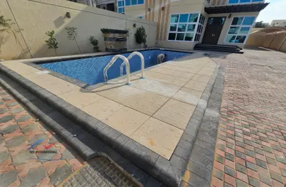 صورة لـ حوض سباحة فيلا - 3 غرف نوم - 5 حمامات للايجار في براشي - البادي - الشارقة ، صورة رقم 1