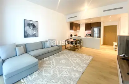 Living Room image for: Apartment - 2 Bedrooms - 2 Bathrooms for rent in La Cote Building 2 - Jumeirah 1 - Jumeirah - Dubai, Image 1