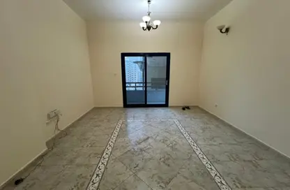 Apartment - 2 Bedrooms - 2 Bathrooms for rent in Al Fardan Centre - Al Majaz 3 - Al Majaz - Sharjah