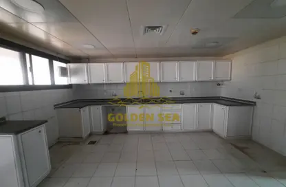 صورة لـ مطبخ شقة - 4 غرف نوم - 4 حمامات للايجار في بناية الظبي - شارع المطار - أبوظبي ، صورة رقم 1