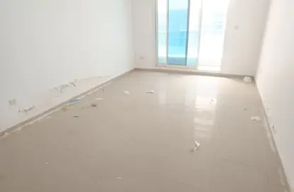 شقة - 2 غرف نوم - 3 حمامات للايجار في مساكن كورنيش عجمان - طريق كورنيش عجمان - عجمان