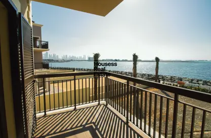 Balcony image for: Villa - 5 Bedrooms - 6 Bathrooms for rent in Sur La Mer - La Mer - Jumeirah - Dubai, Image 1