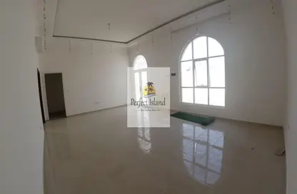 صورة لـ غرفة فارغة فيلا - 7 غرف نوم للايجار في مركز محمد بن زايد - مدينة محمد بن زايد - أبوظبي ، صورة رقم 1