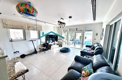 Living Room image for: Villa - 3 Bedrooms - 4 Bathrooms for rent in Regional - Jumeirah Park - Dubai, Image 1