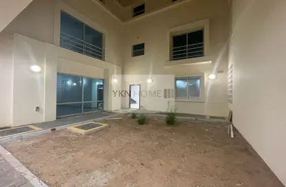 صورة لـ غرفة فارغة فيلا - 5 غرف نوم - 6 حمامات للايجار في المشرف - أبوظبي ، صورة رقم 1