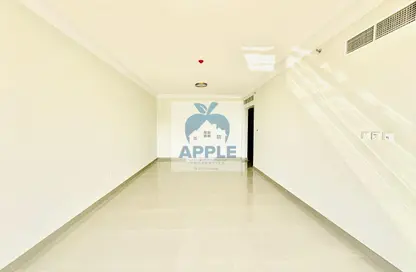 شقة - 2 غرف نوم - 3 حمامات للايجار في تجارية مويلح - الشارقة