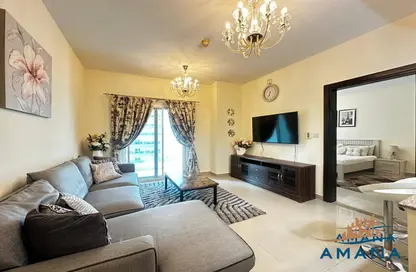 شقة - غرفة نوم - 2 حمامات للايجار في المساكن الحمراء - مدينة دبي الرياضية - دبي