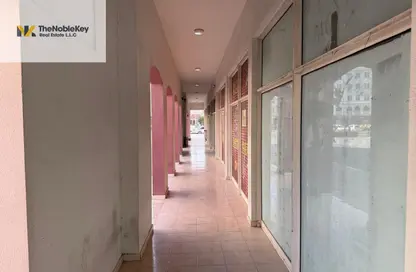 متجر - استوديو - 1 حمام للايجار في واي-11 - طراز إنجليزي - المدينة الدولية - دبي