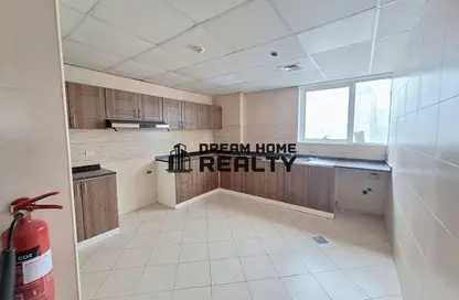 شقة - 2 غرف نوم - 3 حمامات للايجار في التعاون - الشارقة