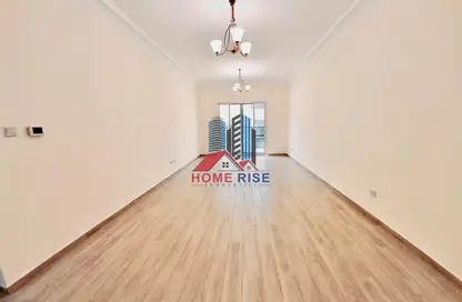 شقة - غرفة نوم - 2 حمامات للايجار في بناية هاجر - تجارية مويلح - الشارقة