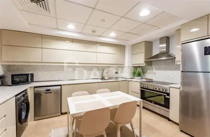 Apartment - 2 Bedrooms - 2 Bathrooms for rent in Al Anbara - Shoreline Apartments - Palm Jumeirah - Dubai