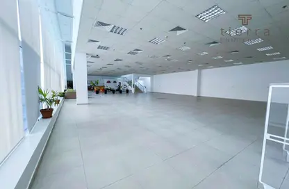 صالة عرض - استوديو - 2 حمامات للايجار في القوز - دبي