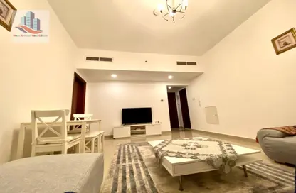 Living / Dining Room image for: Apartment - 1 Bedroom - 2 Bathrooms for rent in Al Khan - Sharjah, Image 1