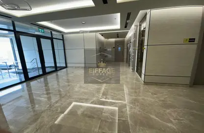 عمارة بالكامل - استوديو - 8 حمامات للبيع في طريق كورنيش عجمان - عجمان