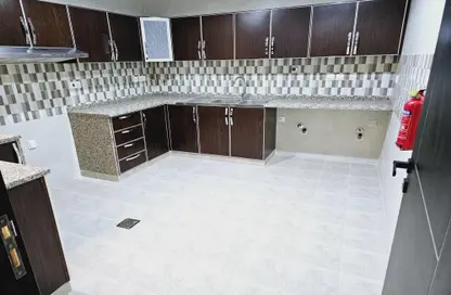 صورة لـ مطبخ شقة - غرفة نوم - 2 حمامات للايجار في سيفيك سينتر - الجيمي - العين ، صورة رقم 1