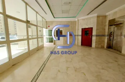 شقة - 2 غرف نوم - 2 حمامات للايجار في الثاني مويلح - تجارية مويلح - الشارقة