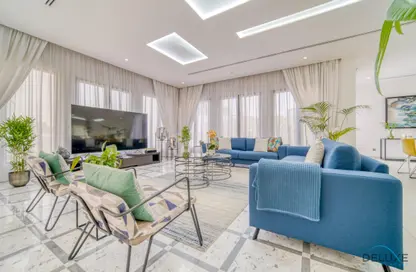 Living Room image for: Villa - 5 Bedrooms - 6 Bathrooms for rent in Garden Homes Frond P - Garden Homes - Palm Jumeirah - Dubai, Image 1