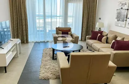 Living Room image for: Apartment - 1 Bedroom - 2 Bathrooms for rent in Y Tower Reem - Tamouh - Al Reem Island - Abu Dhabi, Image 1