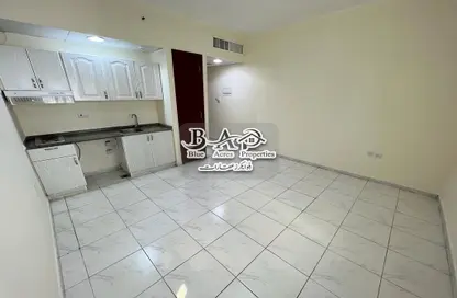 صورة لـ مطبخ شقة - 1 حمام للايجار في برج سولا - شارع النجدة - أبوظبي ، صورة رقم 1
